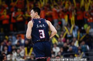 状态出色！胡明轩半场7中5高效拿下两队最高16分外加1板3助1断
