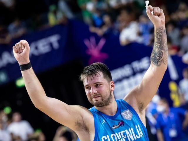 1662739377101082994.jpg 星空体育官方网站-东契奇欧战更闪耀!独行侠借鉴他欧锦赛模式?