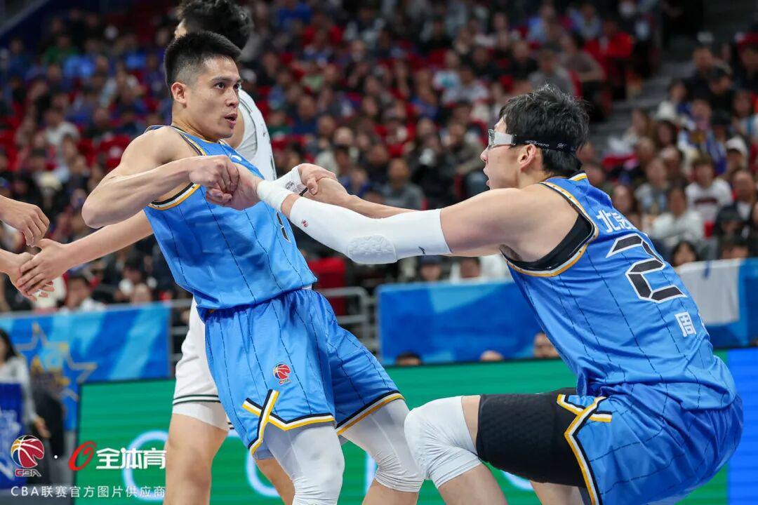 星空体育首页-最佳阵容荣耀入选,季后赛征程奋勇争先!