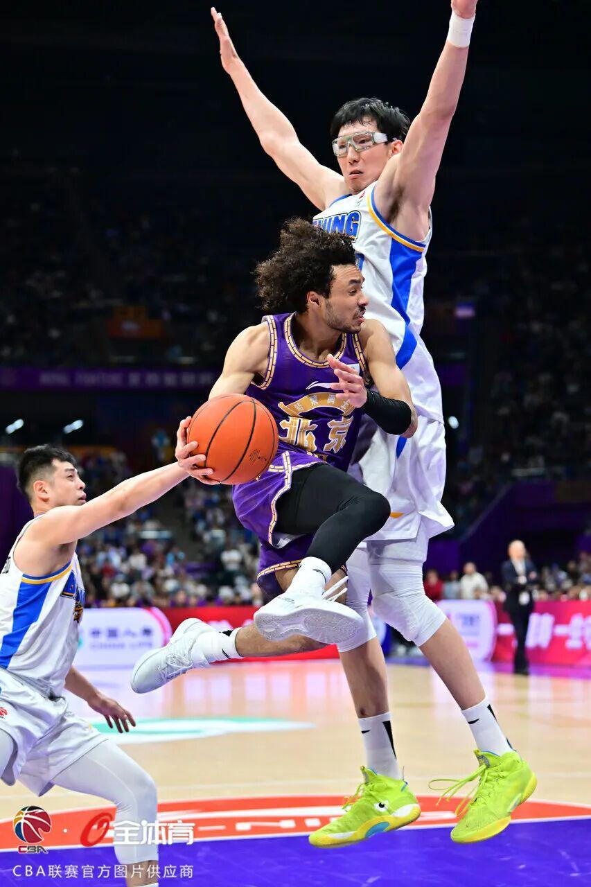 星空体育首页-最佳阵容荣耀入选,季后赛征程奋勇争先!