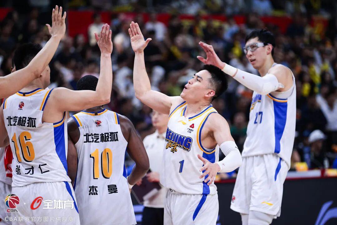 星空体育首页-最佳阵容荣耀入选,季后赛征程奋勇争先!